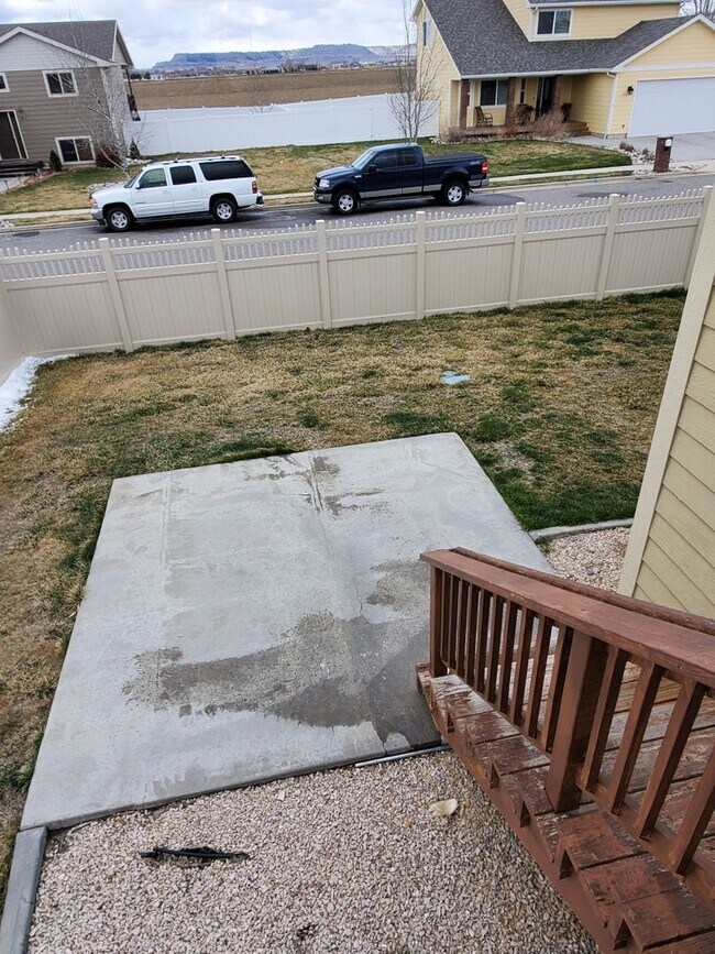 Building Photo - Beautiful 4 bedroom pet friendly house on ...