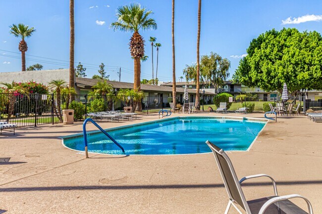 Building Photo - Spacious PHX Condo