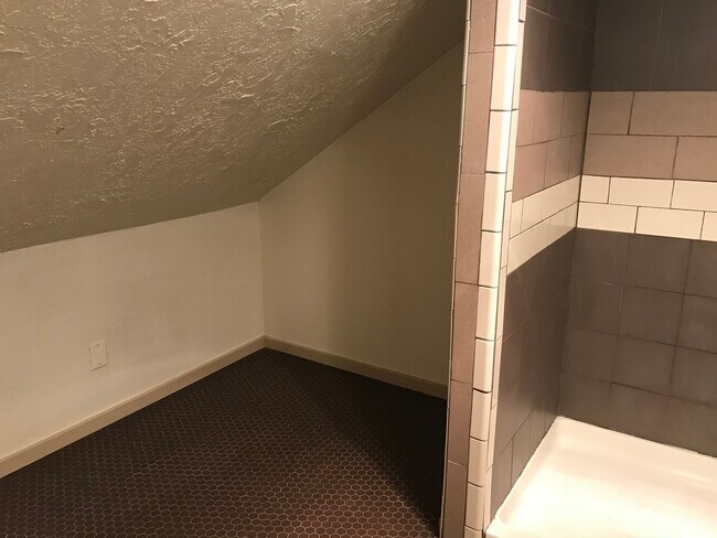Building Photo - 2x2 with Loft! Walk to Harney Elementary! ...