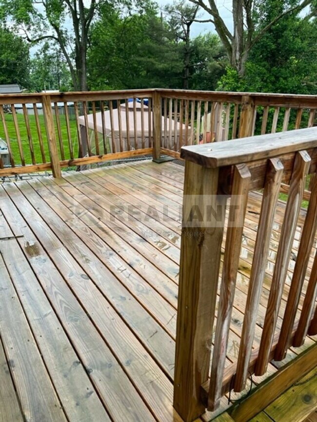 Building Photo - 108 Oakwood Dr