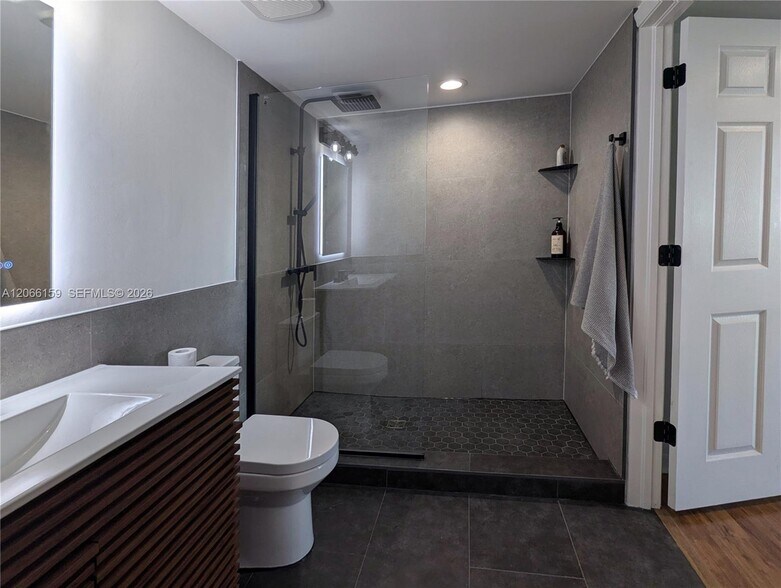 Building Photo - 1155 Brickell Bay Dr