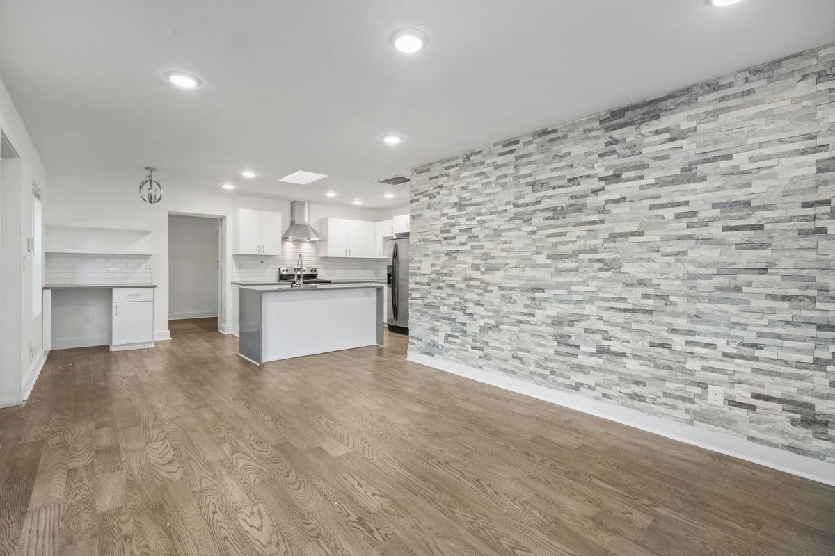 Building Photo - 1816 Evans Dr SW