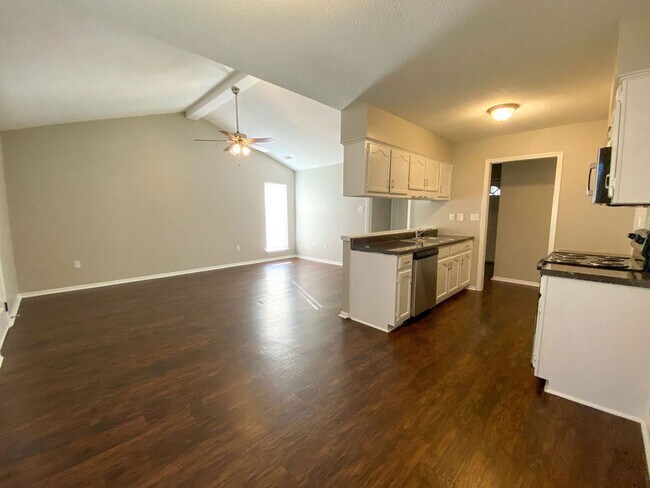Building Photo - 3 bed, 2 bath in Horn Lake (ss appliances, fresh paint)