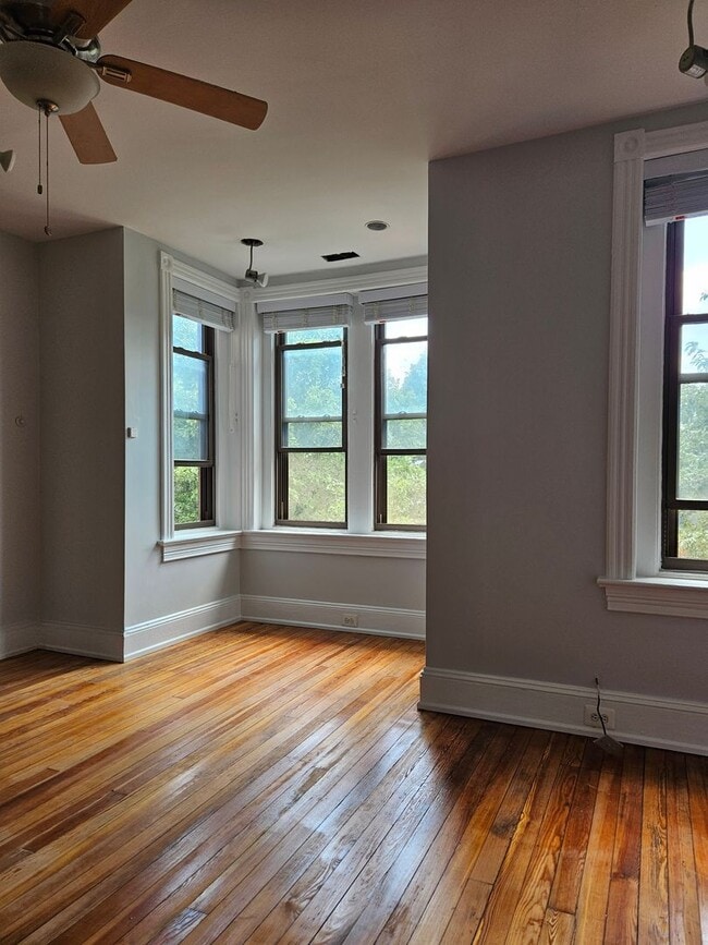 Building Photo - Charming 3BR Rowhome in Bloomingdale