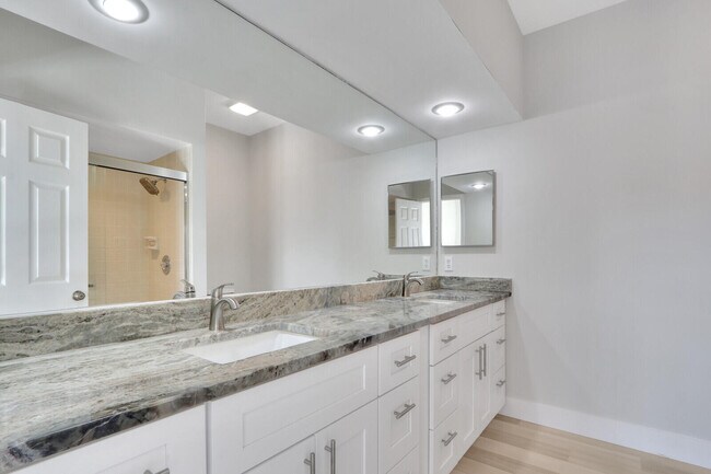 Building Photo - 7340 Pine Creek Way