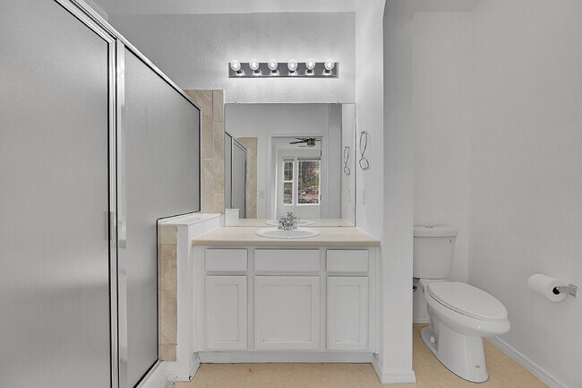 Building Photo - $2,350 - 2 Bed, 2 Bath Condo in Aurora wit...