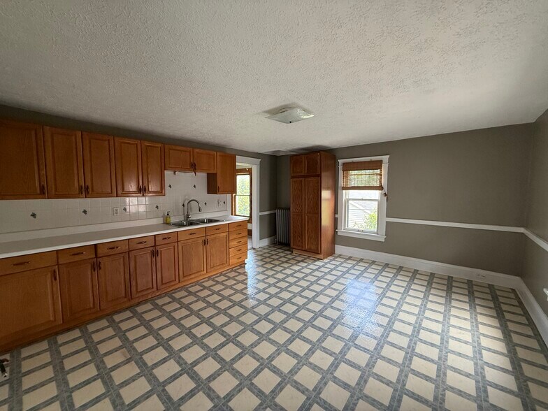 Building Photo - 1357 W 69th St