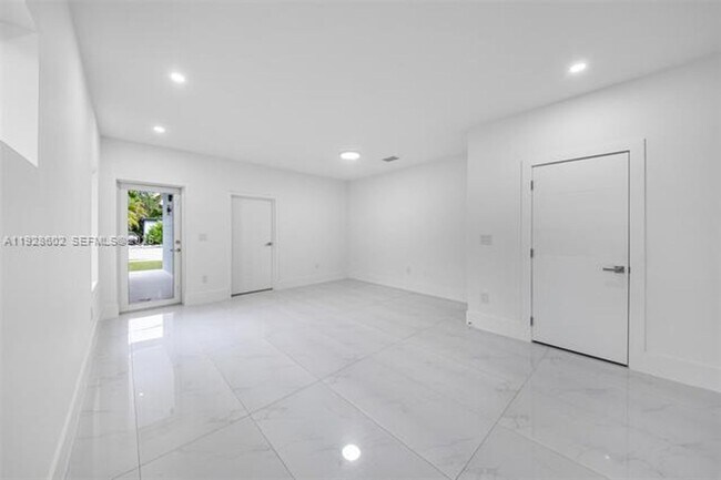 Building Photo - 3142 Carter St