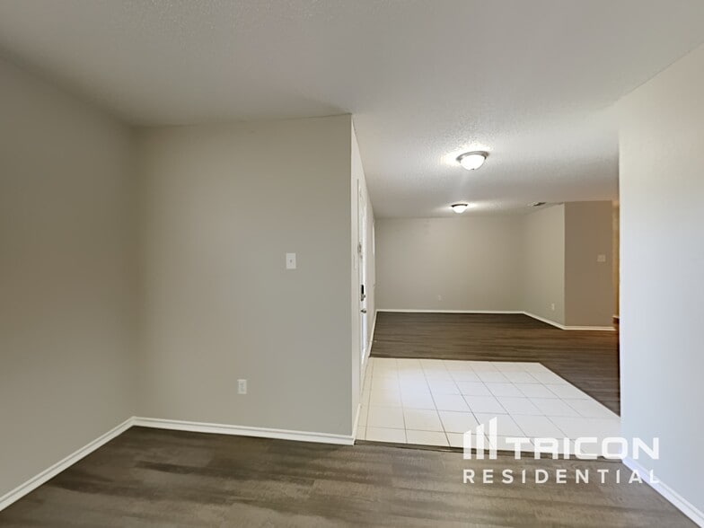 Building Photo - 2641 Bandera Pl