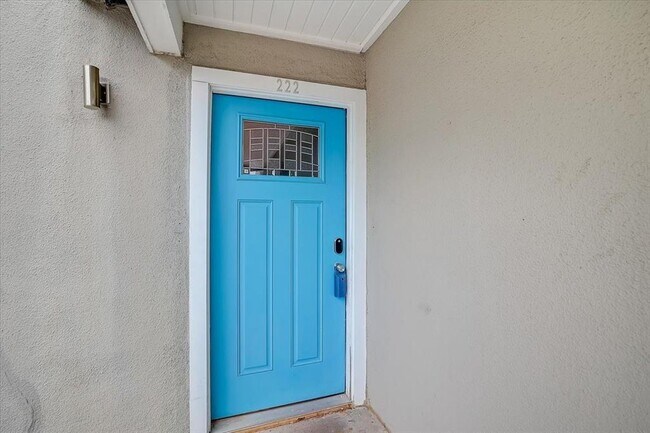 Building Photo - 935 La Posada Dr