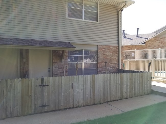 Building Photo - 6716 N Meridian Ave