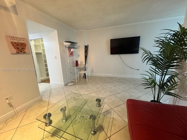 Building Photo - 905 Brickell Bay Dr