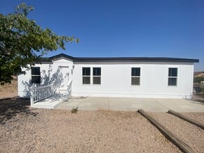 Building Photo - Move In Ready-3 Bedroom 2 Bath -