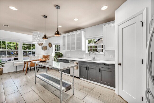 Building Photo - 4203 Duval St