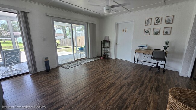 Building Photo - 639 Killarney Dr