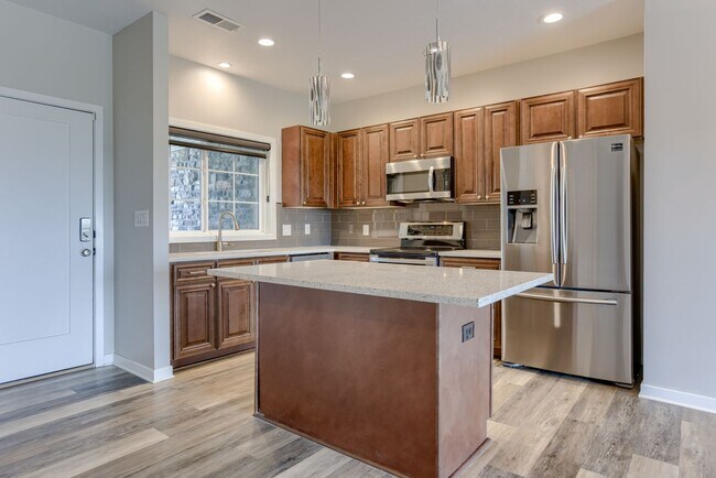 Building Photo - Must See Condo!!
