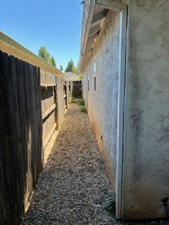 Building Photo - 10 N Valley Ct