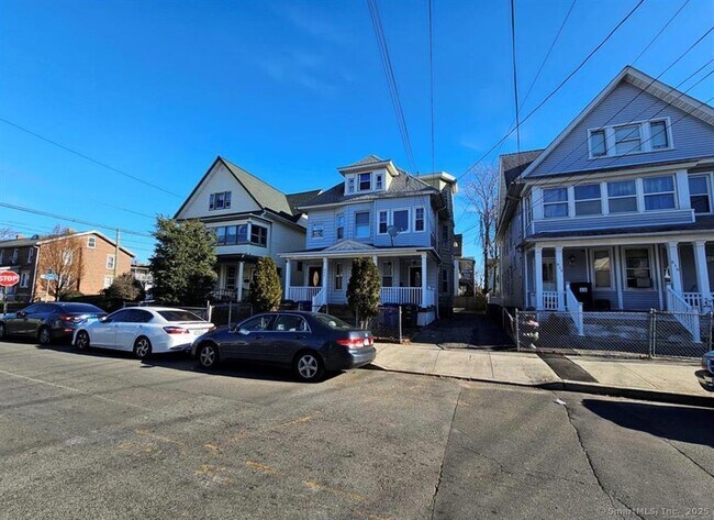 Building Photo - 644 Brooks St