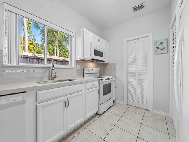 Building Photo - 6 SE Marlin Ave