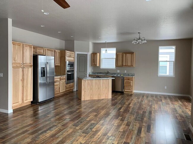 Building Photo - Sigle Family in East Valley