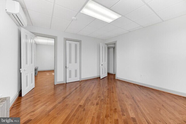 Building Photo - 401 W Broad St