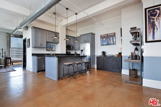 Building Photo - 108 W 2nd St