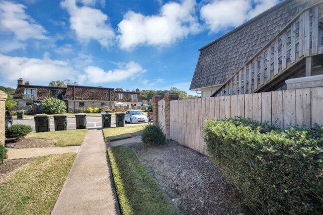 Building Photo - 1635 Ocean Bay Dr