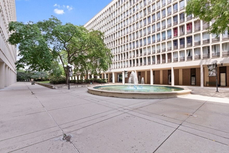 Building Photo - 1400 E 55th Pl