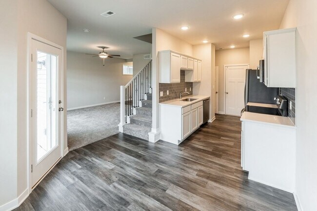 Building Photo - CORNER UNIT!! 3 Bed, 2.5 Bath Townhome in Ankeny