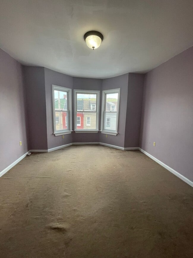 Building Photo - 4 Bedroom Single family Home