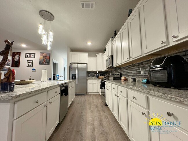 Building Photo - Stunning 4 Bedroom Home in Hillwood Estates, Crestview!