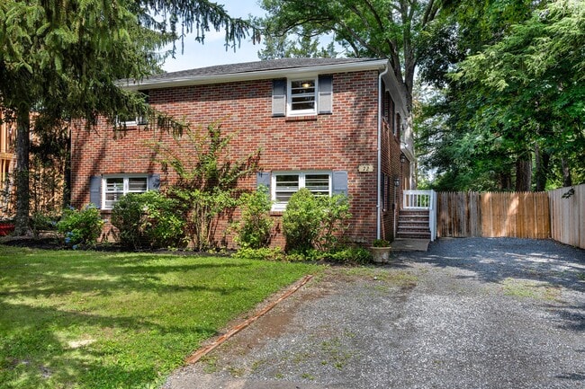 Building Photo - 72 Clearview Ave
