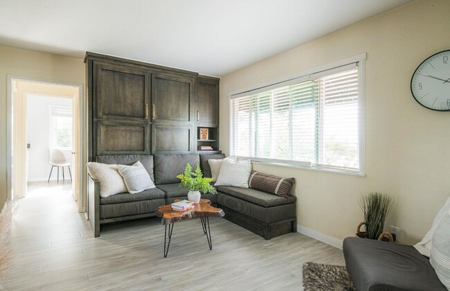 Building Photo - La Jolla Studio With Ocean Views