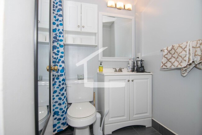 Building Photo - Beautiful 3 Bedroom Available 9/1/26