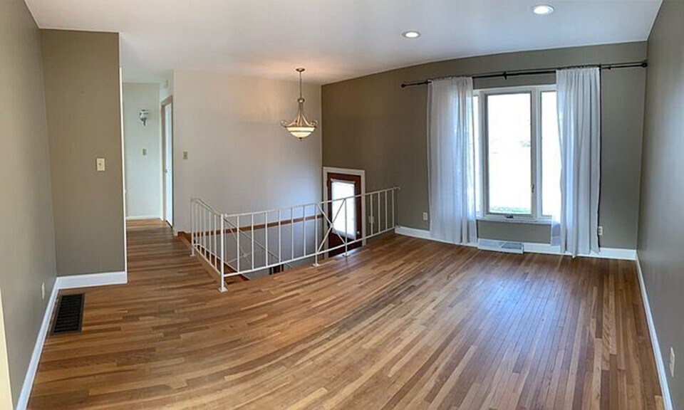 Living Room - 1528 W Daytona Dr