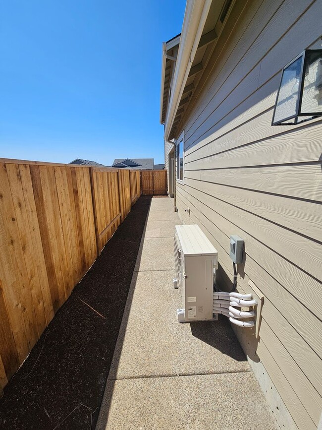 Building Photo - 1420 SE Hankel St