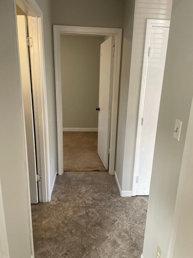 Building Photo - 587 Whitlock Rd