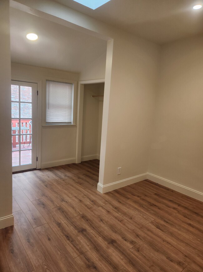 Building Photo - 166 Langton St