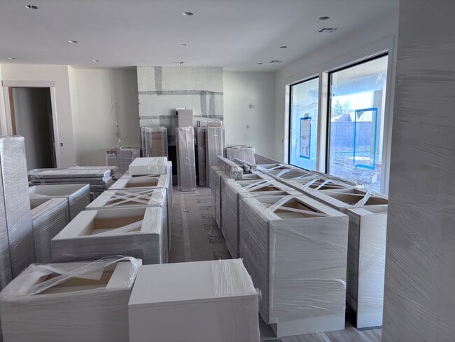 Building Photo - Gorgeous 7 bed 8 bath home with Swimming Pool and RV Garage