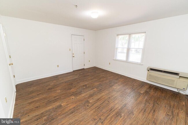 Building Photo - 802 Travers St