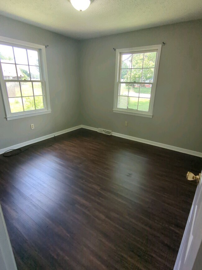 Building Photo - 2517 Thoroughbred Dr