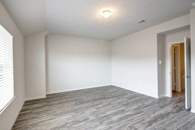 Building Photo - 2811 Silver Charm