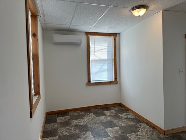 Building Photo - 1st Floor 1 Bedroom 1 Bathroom Apartment F...