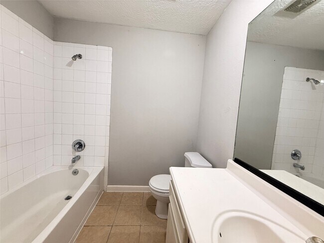 Building Photo - 4402 Larkspur St