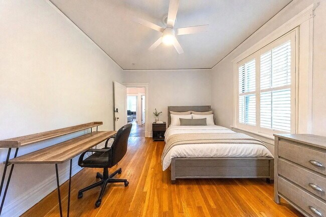 Building Photo - Gorgeous U-City Pershing Ave 4 bedroom/3 bath GEM - Fully Furnished with CLASS AND ELEGANCE - Mus...