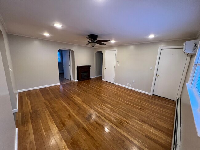 Living room - 136 Hall St