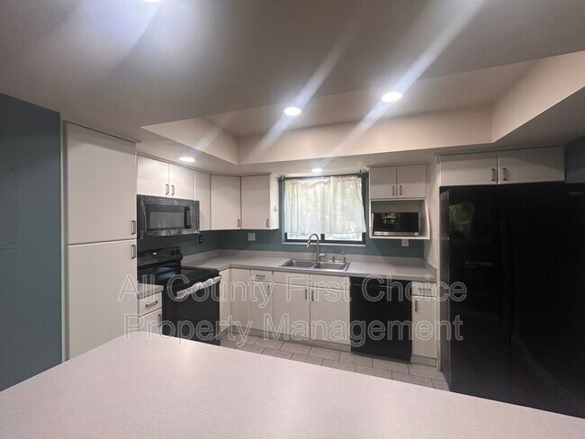 Building Photo - 760 S Village Dr