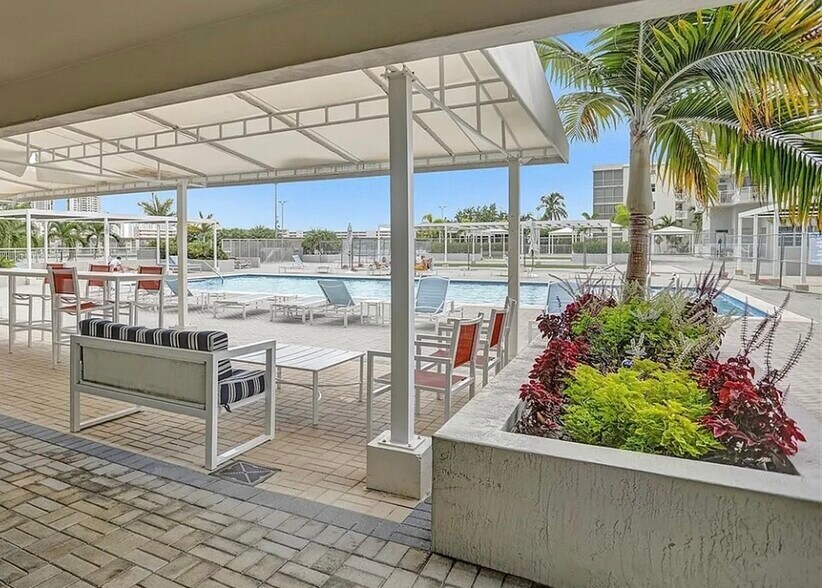 Building Photo - 18041 Biscayne Blvd