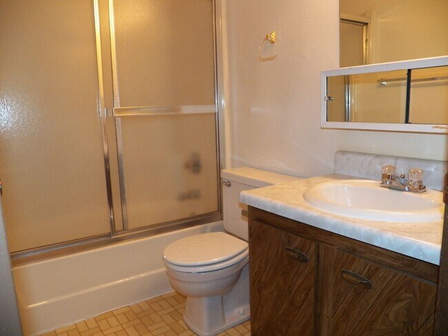 Building Photo - 1008 Bridgit Ct SE