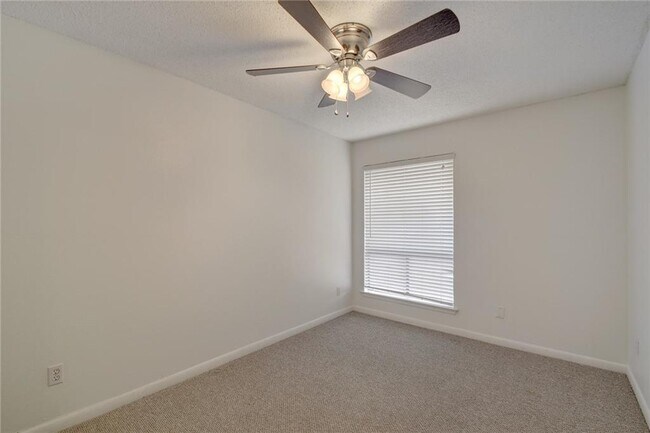 Building Photo - 1705 Crossing Pl